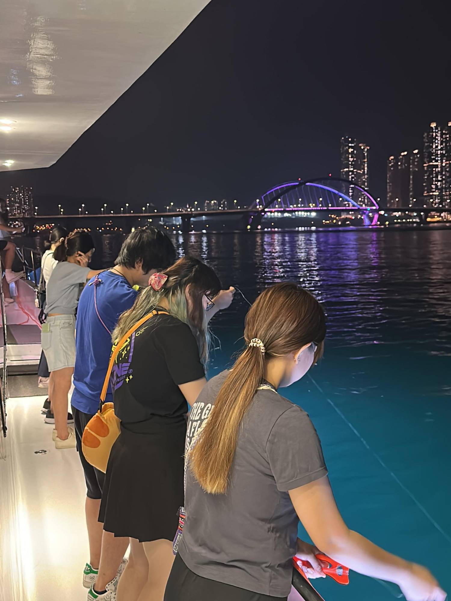 市區釣墨魚散團 【中環/觀塘】維港夜遊x夜釣墨魚團｜西式遊艇｜無限暢享小食飲品｜專業領隊 2025 7